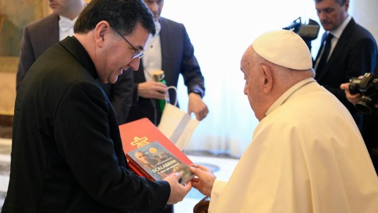 'Los migrantes nos enseñan la virtud de la esperanza', dijo el Papa a los scalabrinianos 'Los migrantes nos enseñan la virtud de la esperanza', dijo el Papa a los scalabrinianos