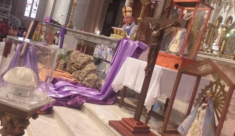 La Iglesia en la Argentina le pide a la Virgen que siga protegiendo a Francisco La Iglesia en la Argentina le pide a la Virgen que siga protegiendo a Francisco