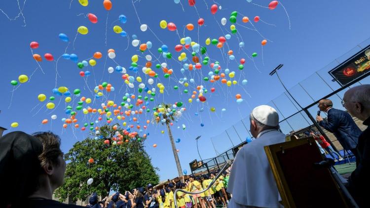 'Los padres, la familia, hacen crecer a las personas', recordó el Papa a los niños 'Los padres, la familia, hacen crecer a las personas', recordó el Papa a los niños