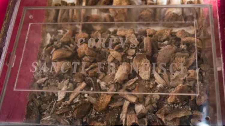 Los restos de San Francisco serán expuestos al público por primera vez