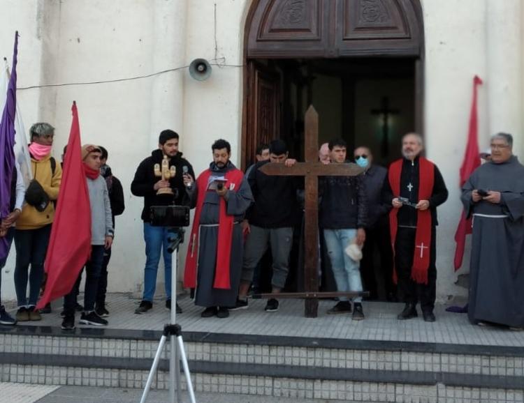 Los riojanos peregrinaron a Chamical llevando la Cruz de los Mártires Los riojanos peregrinaron a Chamical llevando la Cruz de los Mártires