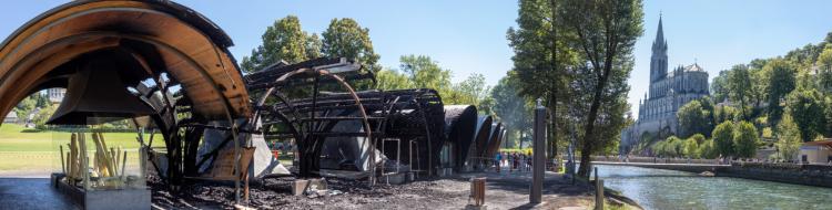 Lourdes: Un incendio arrasó cuatro de las ocho capillas de la luz del santuario francés Lourdes: Un incendio arrasó cuatro de las ocho capillas de la luz del santuario francés