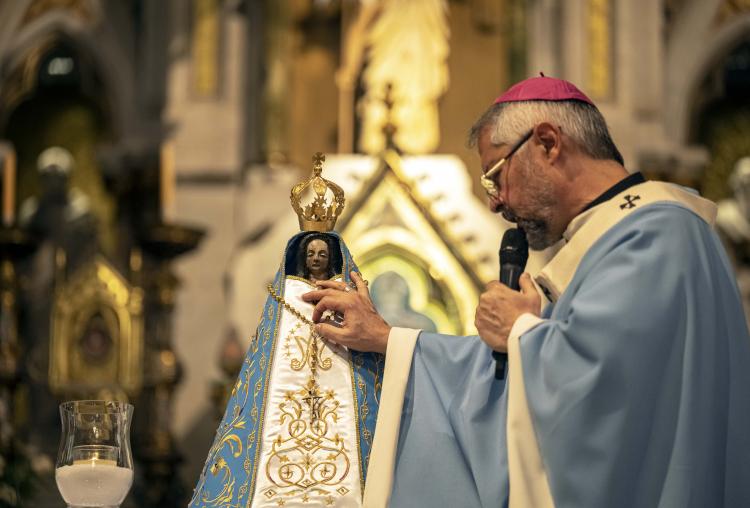 Luján: cambio de manto de la Virgen y preparativos para la solemnidad del 8 de mayo Luján: cambio de manto de la Virgen y preparativos para la solemnidad del 8 de mayo