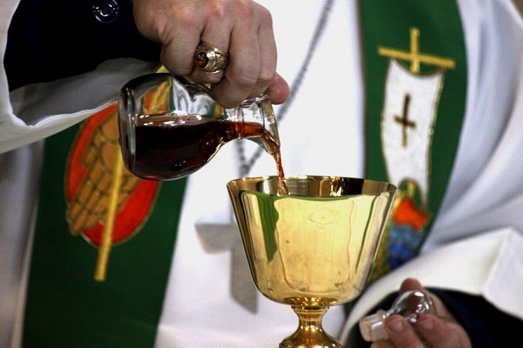 Kenia: la Iglesia cambia el vino de misa porque había perdido su carácter sagrado