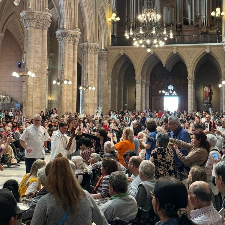 Más de 1.600 peregrinos llevaron sus intenciones a los pies de la Madre de Luján