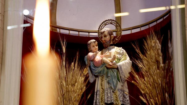 Miles de devotos participan de la vigilia de San Cayetano en Liniers