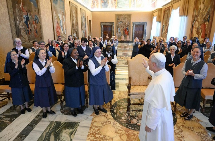 'Mirar hacia arriba y sumergirse en la realidad', pidió el Papa a las Paulinas