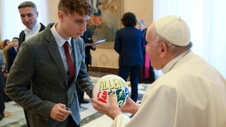 "Mirar más a los demás y no tanto al celular", pidió el Papa a los jóvenes "Mirar más a los demás y no tanto al celular", pidió el Papa a los jóvenes