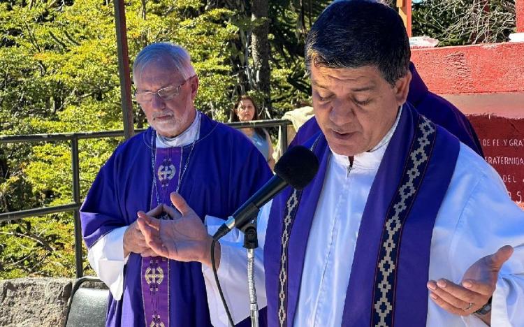 Misa por la hermandad argentino-chilena a los pies del Cristo del Tromen Misa por la hermandad argentino-chilena a los pies del Cristo del Tromen