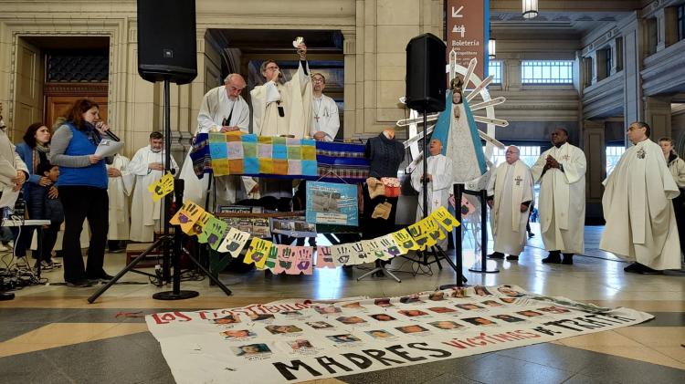 Misa por una sociedad sin esclavos ni excluidos en la estación Constitución