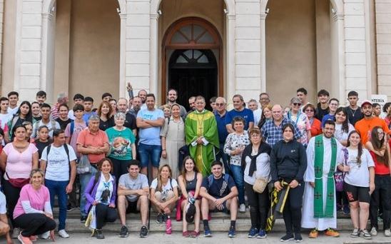 Mons. Araya, a los jóvenes: 'Para ser feliz hay que entregarse, ¡hay que amar!' Mons. Araya, a los jóvenes: 'Para ser feliz hay que entregarse, ¡hay que amar!'