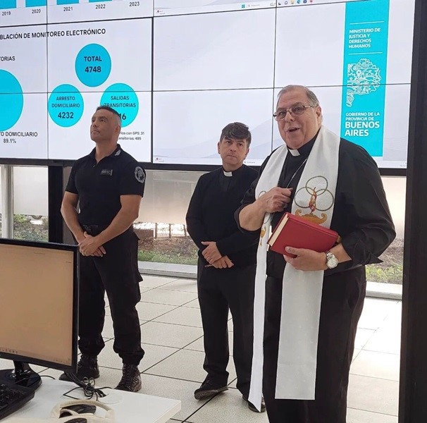 Mons. Bochatey bendijo el nuevo centro de monitoreo electrónico del SPB Mons. Bochatey bendijo el nuevo centro de monitoreo electrónico del SPB