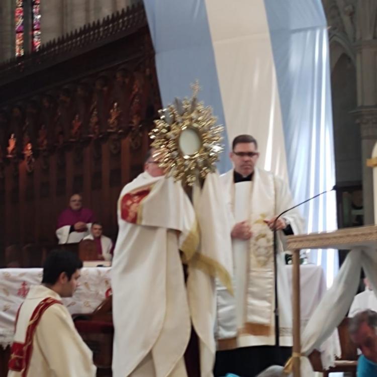 Mons. Bochatey: 'La Eucaristía nos une a Cristo y nos abre también a los demás' Mons. Bochatey: 'La Eucaristía nos une a Cristo y nos abre también a los demás'