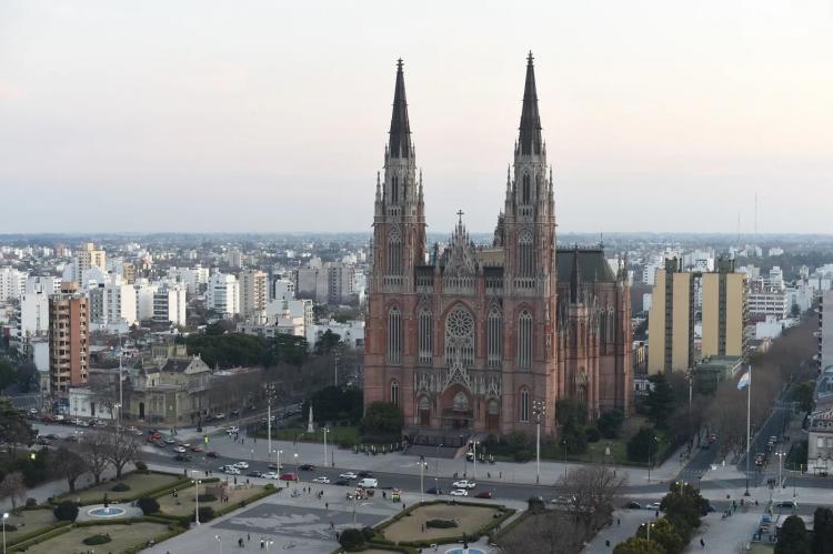 Mons. Carrara constituyó tres vicarías episcopales zonales en la arquidiócesis