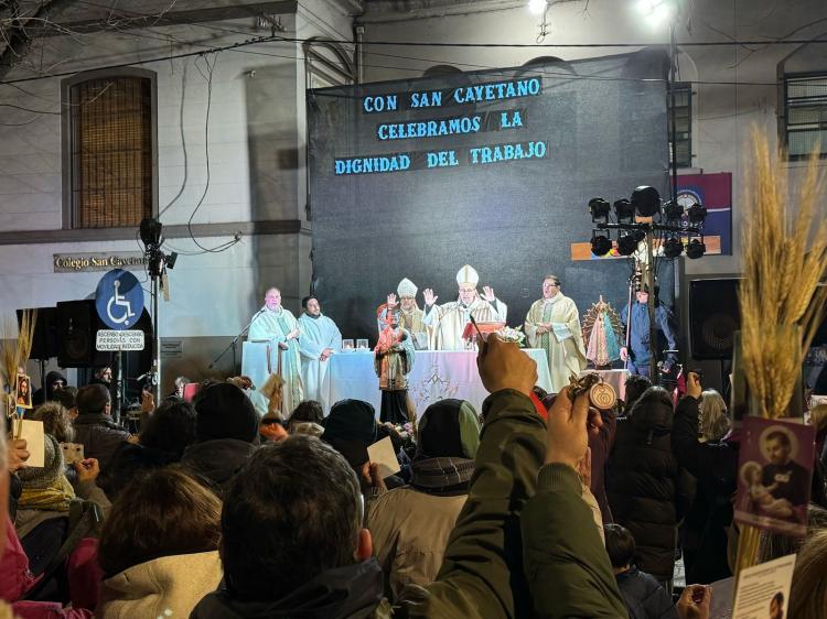 Mons. Carrara en San Cayetano: 'Solo con el pan y el trabajo va a haber paz social'