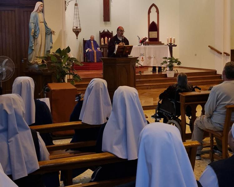 Mons. Carrara visitó y bendijo a los abuelos del Hogar Marín de La Plata