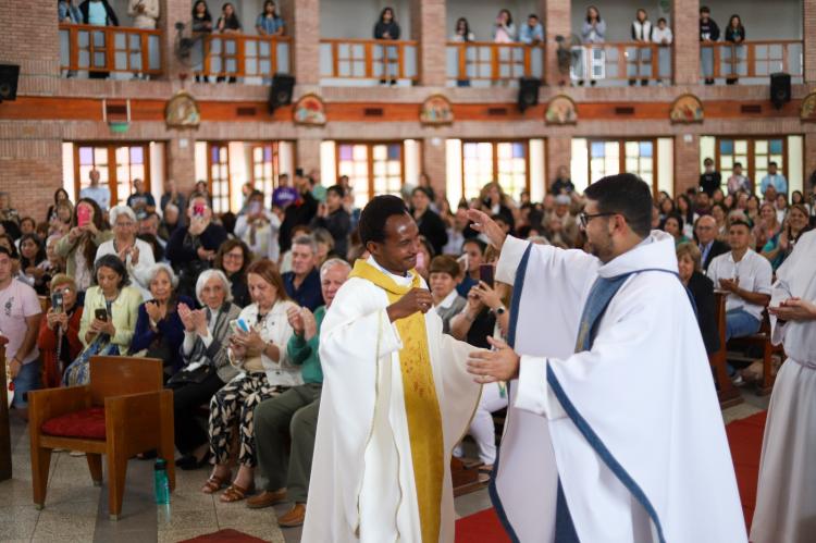 Mons. Colombo, a los nuevos sacerdotes: 'Amar a todos sin exclusión' Mons. Colombo, a los nuevos sacerdotes: 'Amar a todos sin exclusión'
