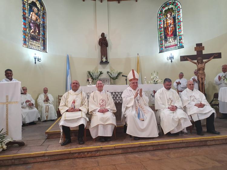 Mons. Colombo ordenó cuatro diáconos permanentes en Mendoza Mons. Colombo ordenó cuatro diáconos permanentes en Mendoza