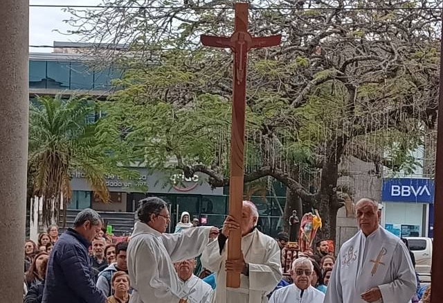 Mons. Conejero Gallego invita a 'cargar con la cruz de Cristo y gloriarnos en ella'