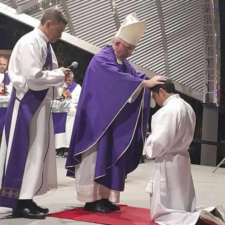 Mons. Dus ordenó un nuevo diácono permanente para su arquidiócesis Mons. Dus ordenó un nuevo diácono permanente para su arquidiócesis