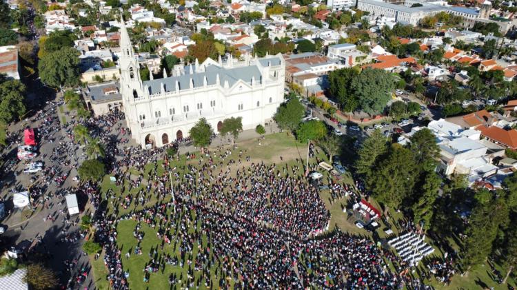Mons. Fenoy pidió a la Virgen de Guadalupe que ayude a los santafesinos a levantarse de sus fracasos Mons. Fenoy pidió a la Virgen de Guadalupe que ayude a los santafesinos a levantarse de sus fracasos