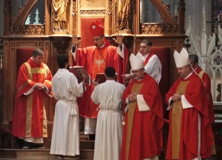 Mons. Fernández: 'El Espíritu Santo brota del Corazón de Cristo y nos lleva a él' Mons. Fernández: 'El Espíritu Santo brota del Corazón de Cristo y nos lleva a él'