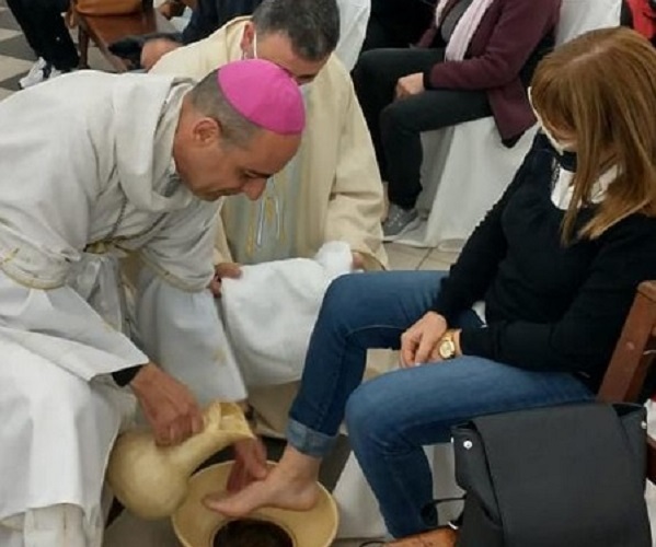 Mons. Fernández: "Necesitamos dejarnos transformar por el amor que reina en la Eucaristía" Mons. Fernández: "Necesitamos dejarnos transformar por el amor que reina en la Eucaristía"