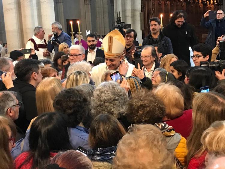 Mons. Fernández se despidió y bendijo en nombre del Papa a la comunidad platense Mons. Fernández se despidió y bendijo en nombre del Papa a la comunidad platense