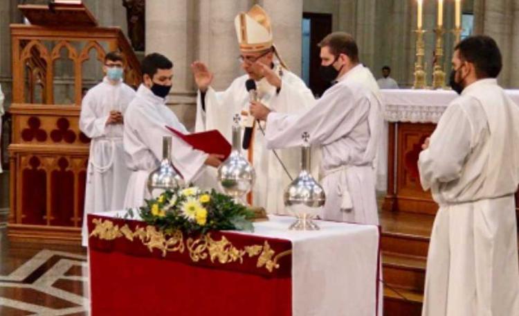 Mons. Fernández: "Un Dios que unge para derramar vida, fuerza, consuelo y aliento" Mons. Fernández: "Un Dios que unge para derramar vida, fuerza, consuelo y aliento"