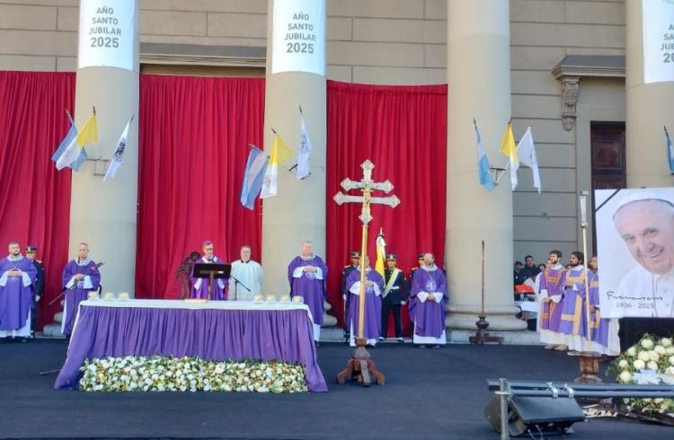 Mons. García Cuerva en el adiós a Francisco: 'Gracias, perdón y te queremos mucho' Mons. García Cuerva en el adiós a Francisco: 'Gracias, perdón y te queremos mucho'