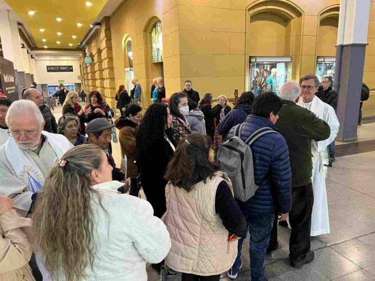 Mons. García Cuerva se unió a la misión en la estación Once de trenes Mons. García Cuerva se unió a la misión en la estación Once de trenes