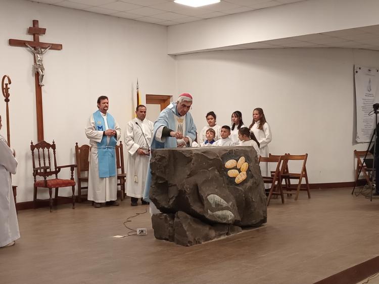 Mons. Larregain consagró el altar de una parroquia