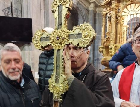 Mons. Larregain expuso la reliquia de la Cruz de Cristo en España Mons. Larregain expuso la reliquia de la Cruz de Cristo en España