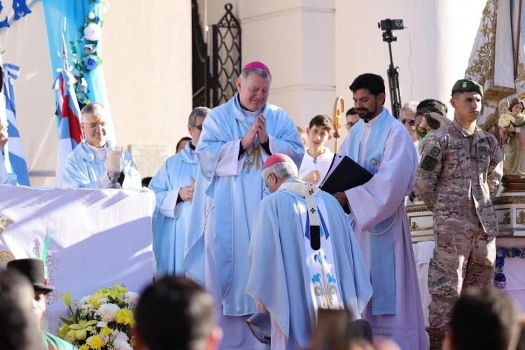 Mons. Larregain recibió el palio arzobispal en la fiesta de la Virgen de La Merced