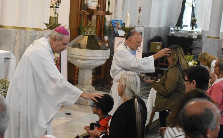 Mons. Lugones bendijo a los enfermos de un hospital de Monte Grande Mons. Lugones bendijo a los enfermos de un hospital de Monte Grande