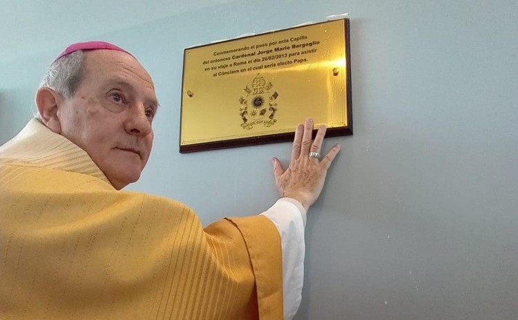 Ezeiza: Mons. Lugones bendijo una placa recordatoria del paso de Bergoglio