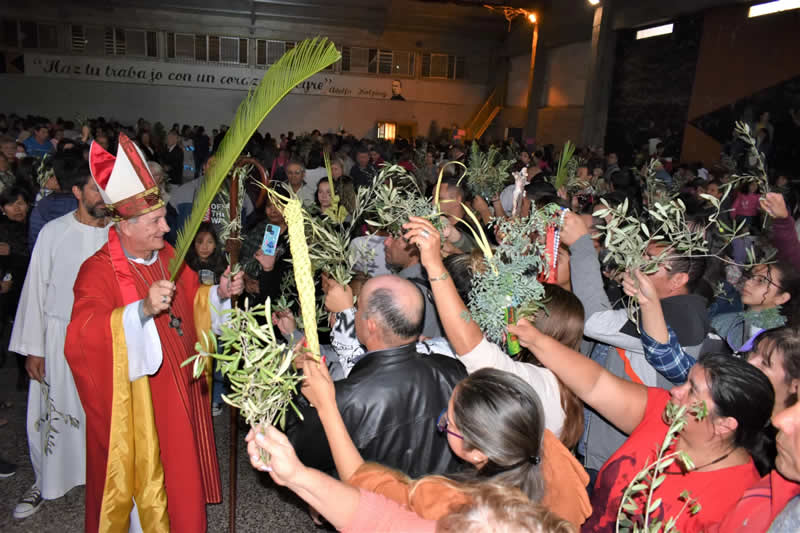 Mons. Lugones: 'En Semana Santa, entregarle al Señor nuestras ataduras y rengueras' Mons. Lugones: 'En Semana Santa, entregarle al Señor nuestras ataduras y rengueras'