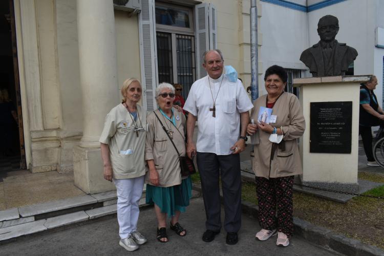 Mons. Lugones misionó junto a sus sacerdotes en el hospital Gandulfo Mons. Lugones misionó junto a sus sacerdotes en el hospital Gandulfo