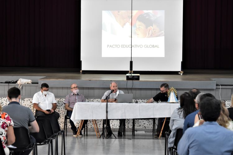Mons. Lugones se reunió con los representantes educativos de su diócesis Mons. Lugones se reunió con los representantes educativos de su diócesis