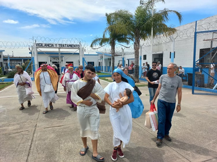 Mons. Lugones visitó a reclusos de una unidad carcelaria por la Navidad Mons. Lugones visitó a reclusos de una unidad carcelaria por la Navidad