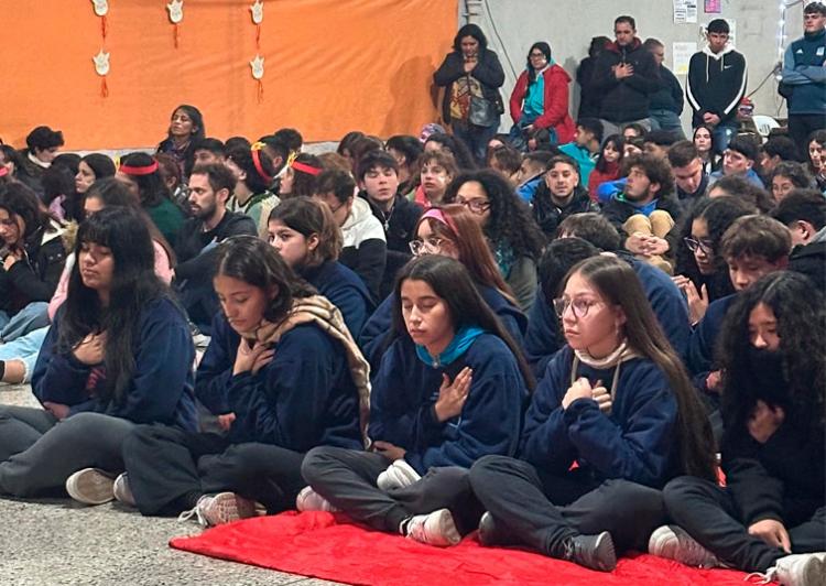 Mons. Margni compartió nuevas disposiciones para la Pastoral de la Juventud Mons. Margni compartió nuevas disposiciones para la Pastoral de la Juventud