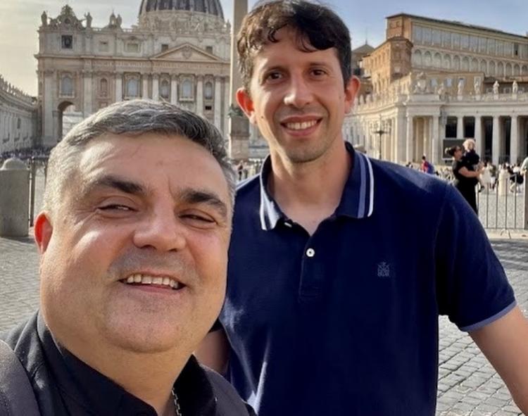 Mons. Margni saluda a uno de los laicos instituidos como lectores por el Papa Mons. Margni saluda a uno de los laicos instituidos como lectores por el Papa
