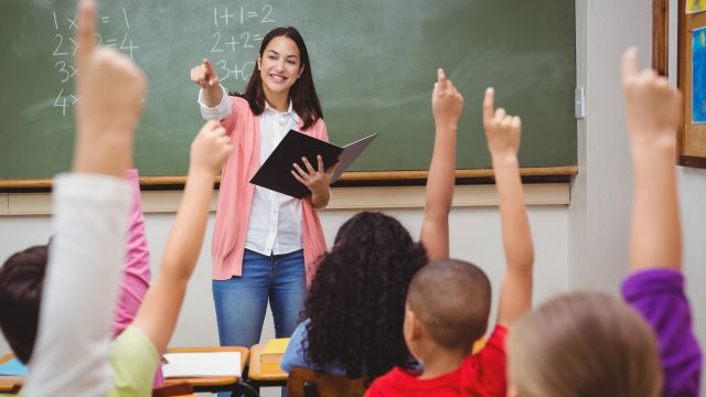 Mons. Martín, a los docentes: "Educar es la comunicación de sí mismo" Mons. Martín, a los docentes: "Educar es la comunicación de sí mismo"