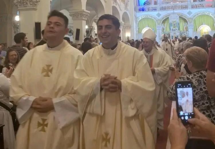 Mons. Martín alentó a los nuevos sacerdotes a ser 'misioneros apasionados' Mons. Martín alentó a los nuevos sacerdotes a ser 'misioneros apasionados'