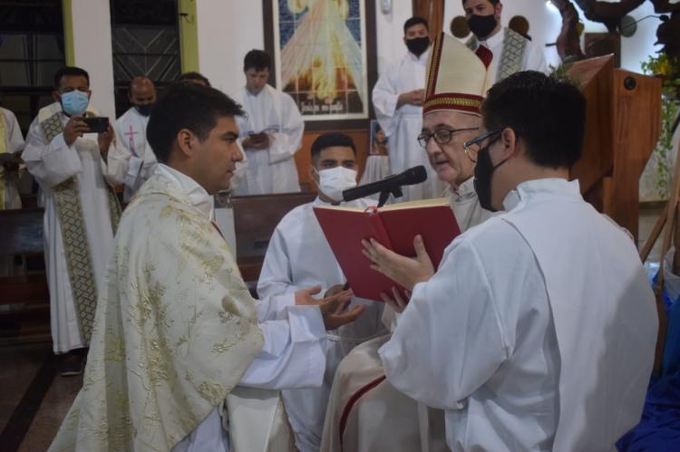 Mons. Martínez ordenó un sacerdote de la congregación del Verbo Divino Mons. Martínez ordenó un sacerdote de la congregación del Verbo Divino
