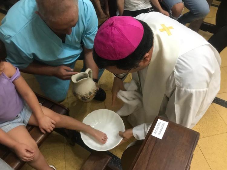 Mons. Mestre lavó los pies de niños internados en el hospital beata María Ludovica Mons. Mestre lavó los pies de niños internados en el hospital beata María Ludovica