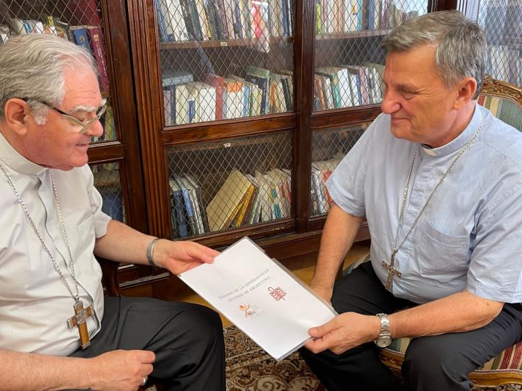 Mons. Ojea entregó la síntesis de la etapa de escucha al secretario general del Sínodo Mons. Ojea entregó la síntesis de la etapa de escucha al secretario general del Sínodo