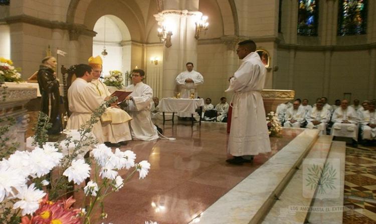 Mons. Olivera, al nuevo diácono: 'Nuestro corazón debe vibrar junto a quienes más necesitan' Mons. Olivera, al nuevo diácono: 'Nuestro corazón debe vibrar junto a quienes más necesitan'