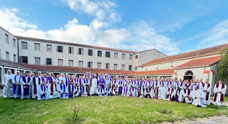 Mons. Olivera: 'Dejémonos abrazar por la misericordia de Dios' Mons. Olivera: 'Dejémonos abrazar por la misericordia de Dios'