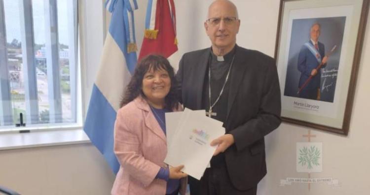 Mons. Olivera recibió en Córdoba la Declaración del reconocimiento de Larrabure Mons. Olivera recibió en Córdoba la Declaración del reconocimiento de Larrabure